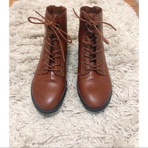 G.H. Bass brown lace up Patricia ankle boots. Sz 7